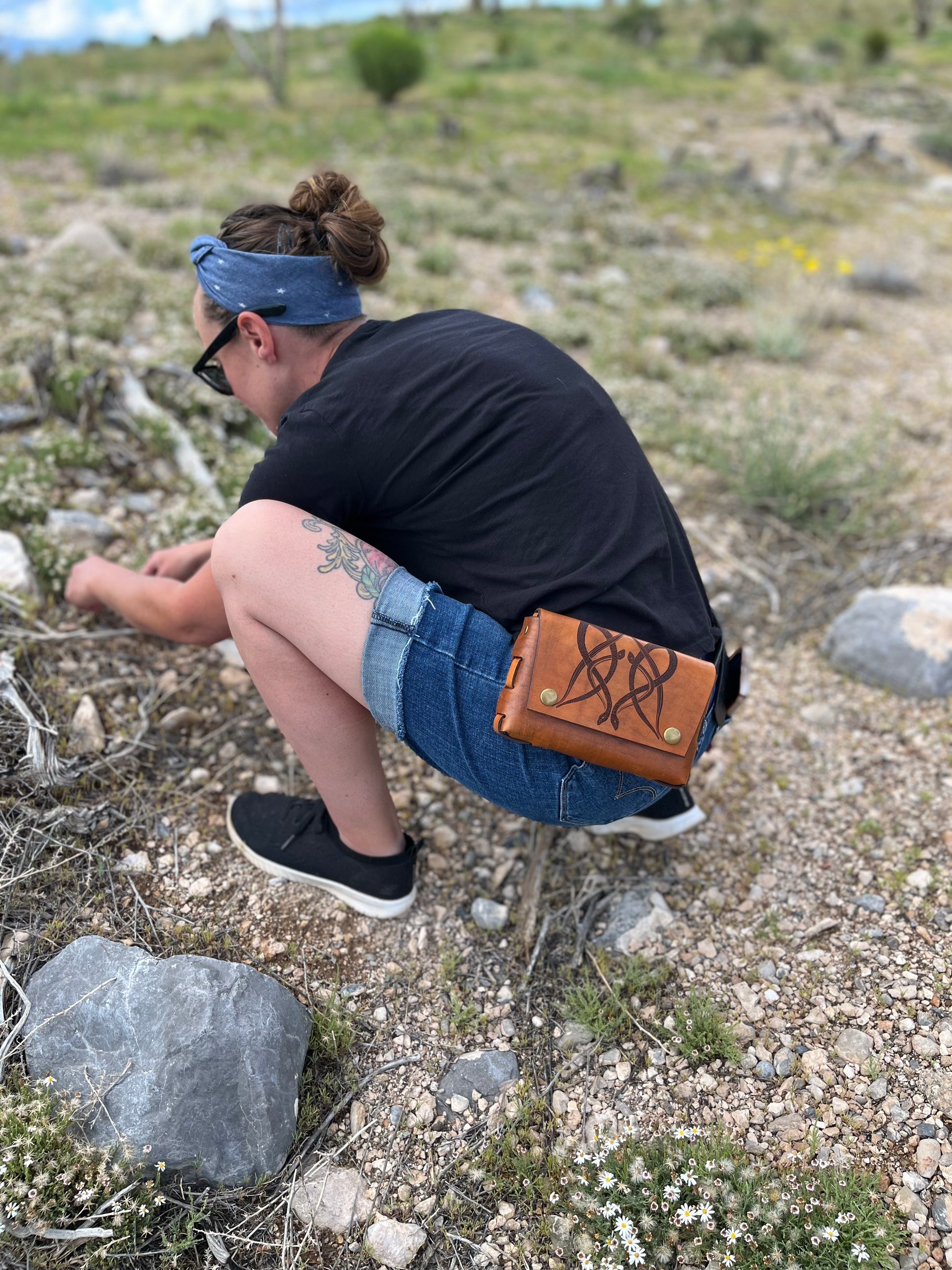By using the snaps on the belt clip you can attach and remove your bag. Without out taking your belt off! These bags are versitile and give you options for where ever life takes you. 
